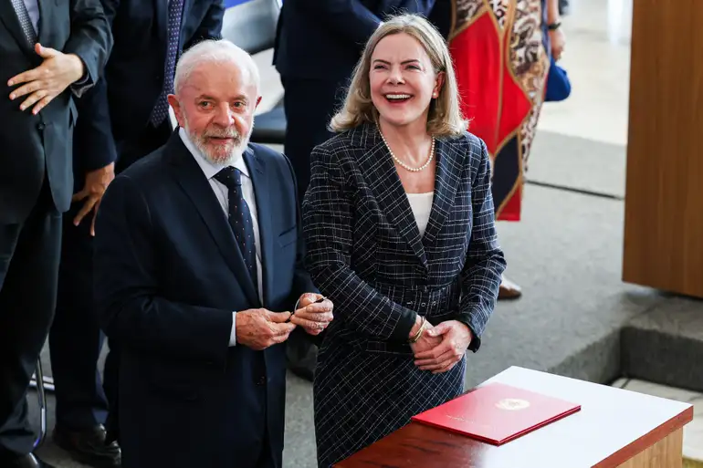 Gleisi confirma: Lula sabia de contratos privados de Lewandowski antes da nomeação