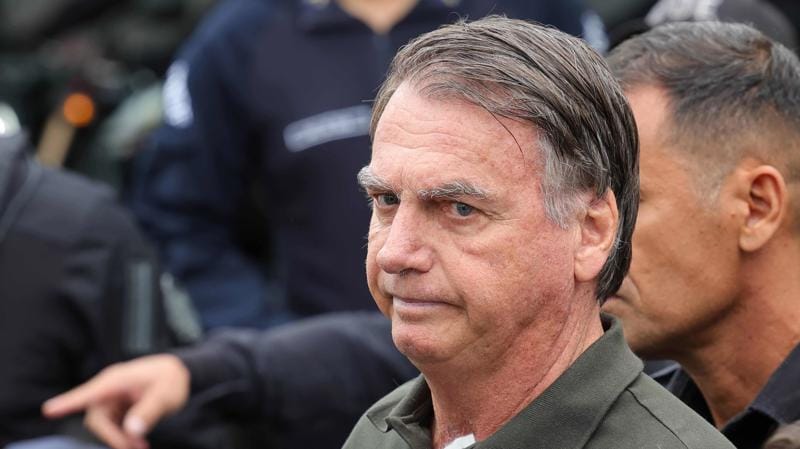 Bolsonaro sofre crise de soluços na primeira noite na Papudinha