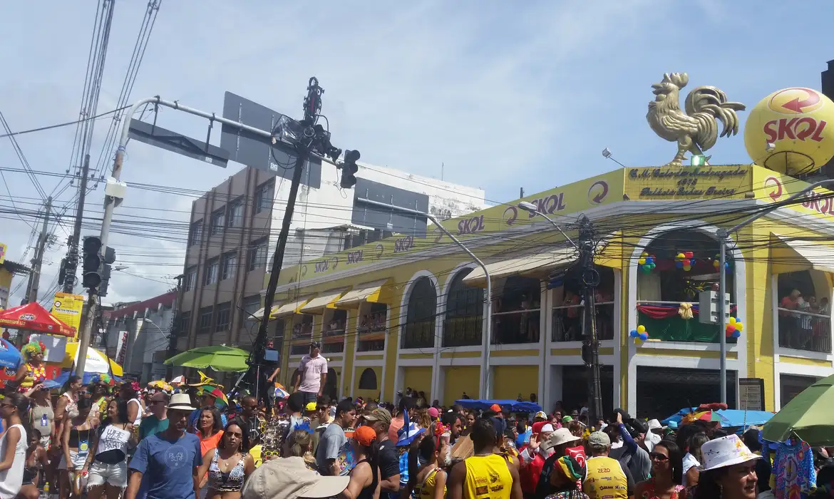 Prefeitura de Alcobaça fecha contrato de R$ 3,1 milhões para trios elétricos