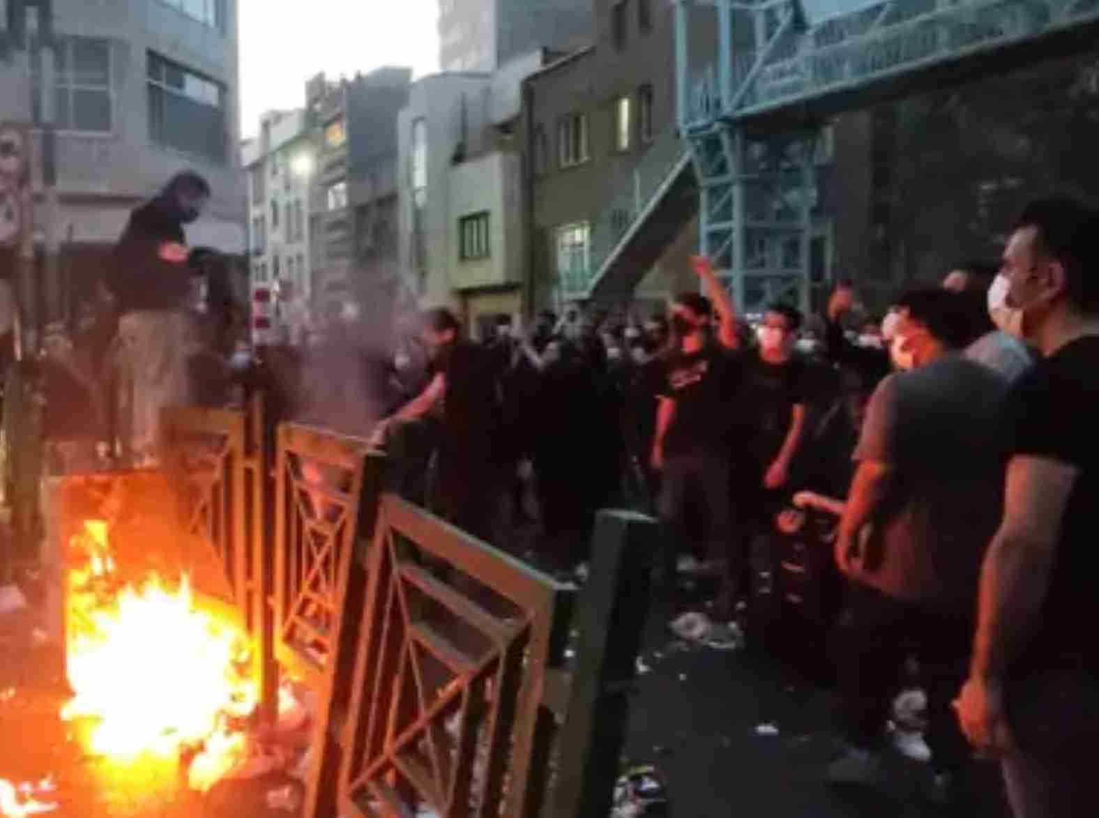 Execução de manifestante iraniano é adiada após pressão internacional