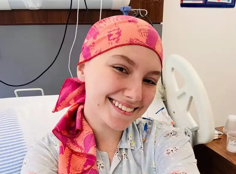 Morre Isabel Veloso, influenciadora que compartilhava luta contra o câncer, aos 19 anos