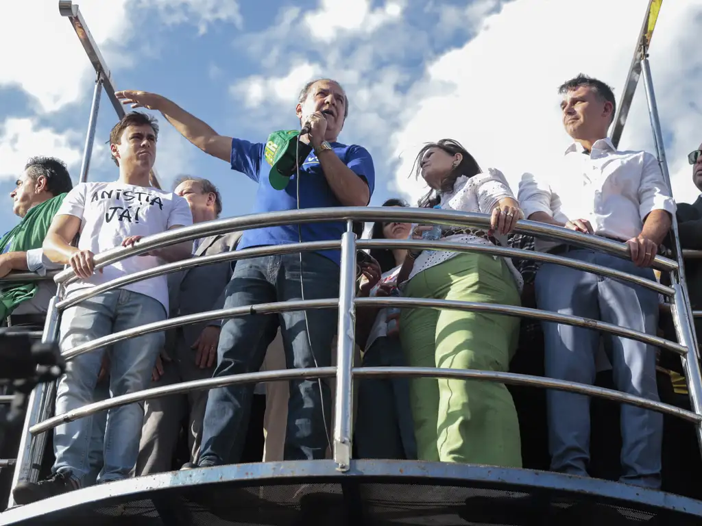 “Moraes, o Brasil não tem medo de você”, dispara Nikolas no encerramento da caminhada em Brasília