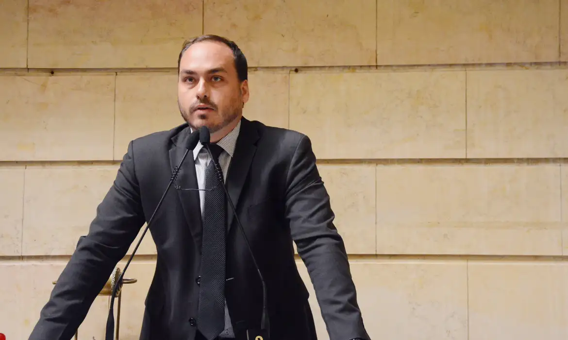 Carlos Bolsonaro se reúne com Tarcísio em gesto de união