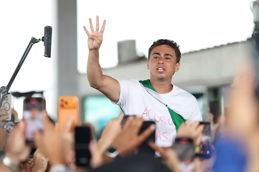 Nikolas Ferreira rebate críticas do PT e mantém marcha até Brasília