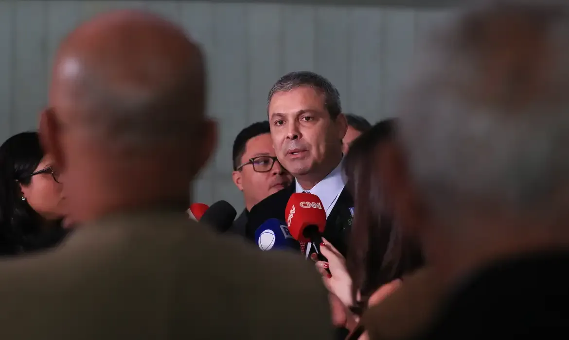 Lindbergh Farias aciona PF contra Flávio, Eduardo e Nikolas e pede investigação por “traição”