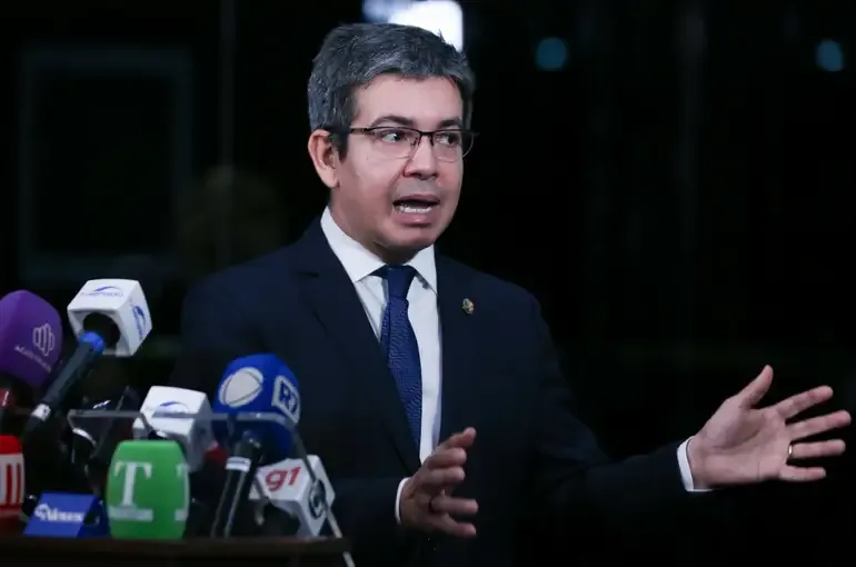 Randolfe alerta sobre o Senado e expõe receio do governo com o STF