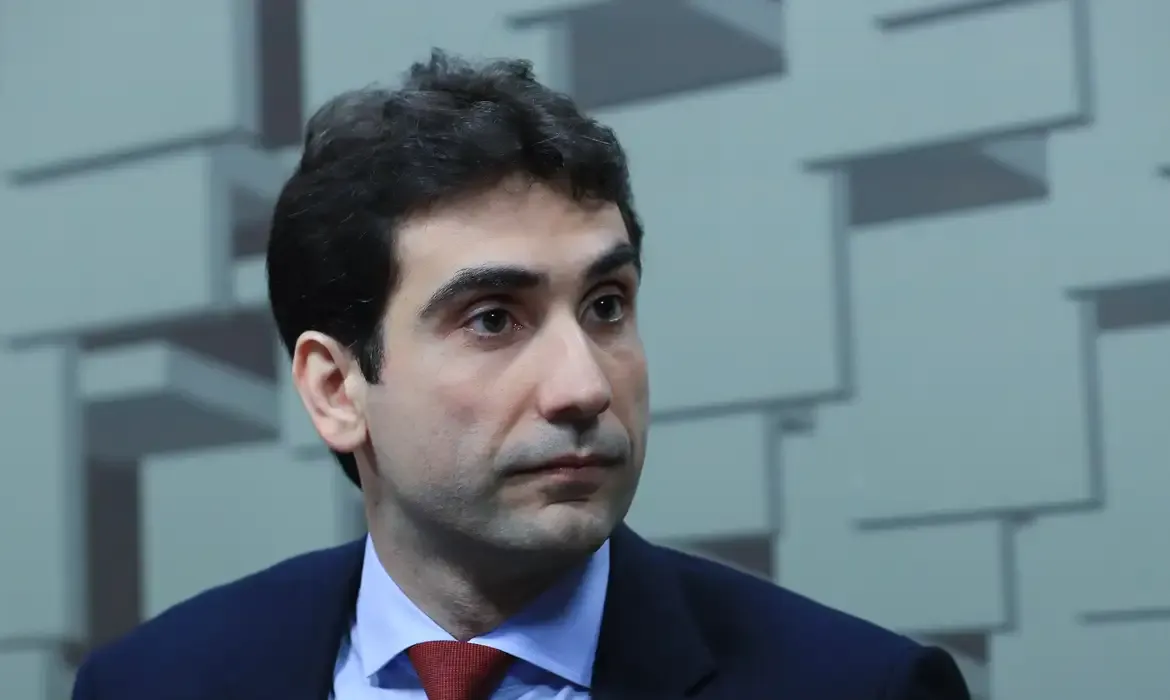 Galípolo defende autonomia do Fed e reforça confiança em Powell