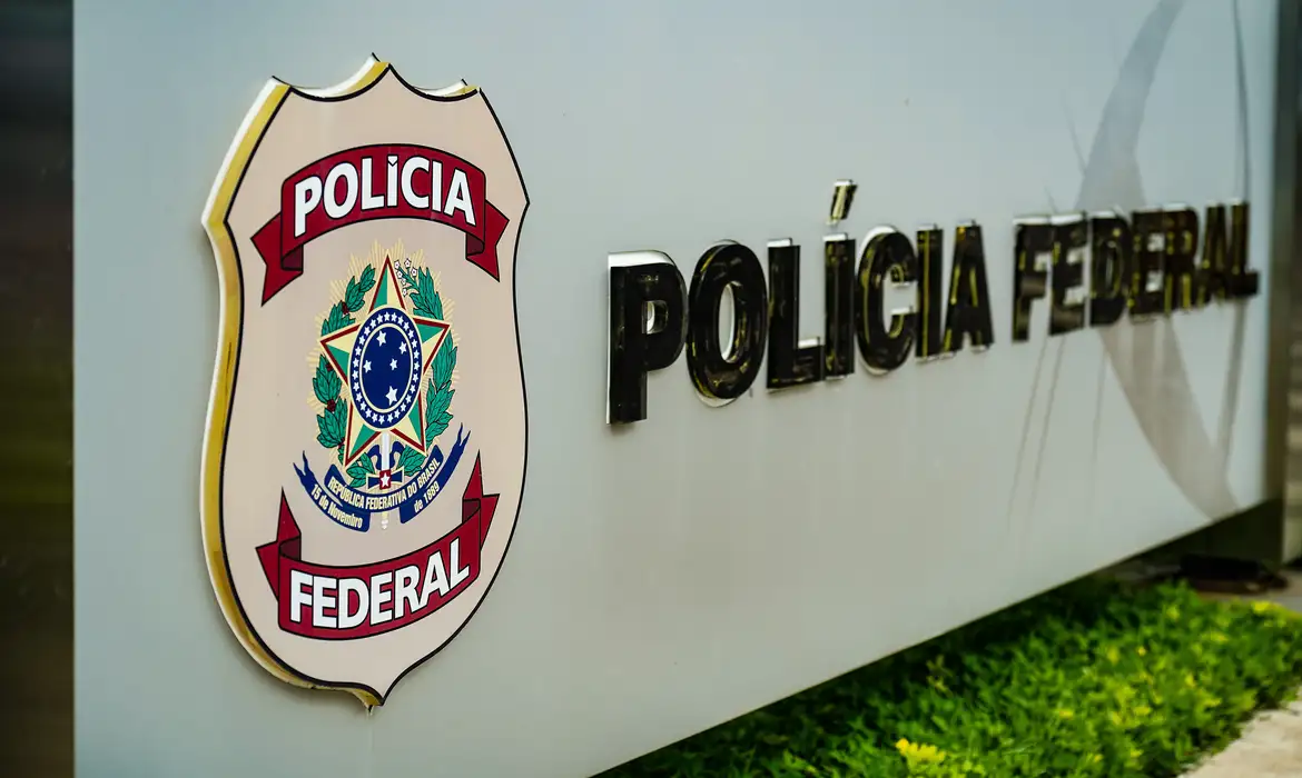 PF apreende maleta com R$ 1,7 milhão em dinheiro vivo com destino a Brasília