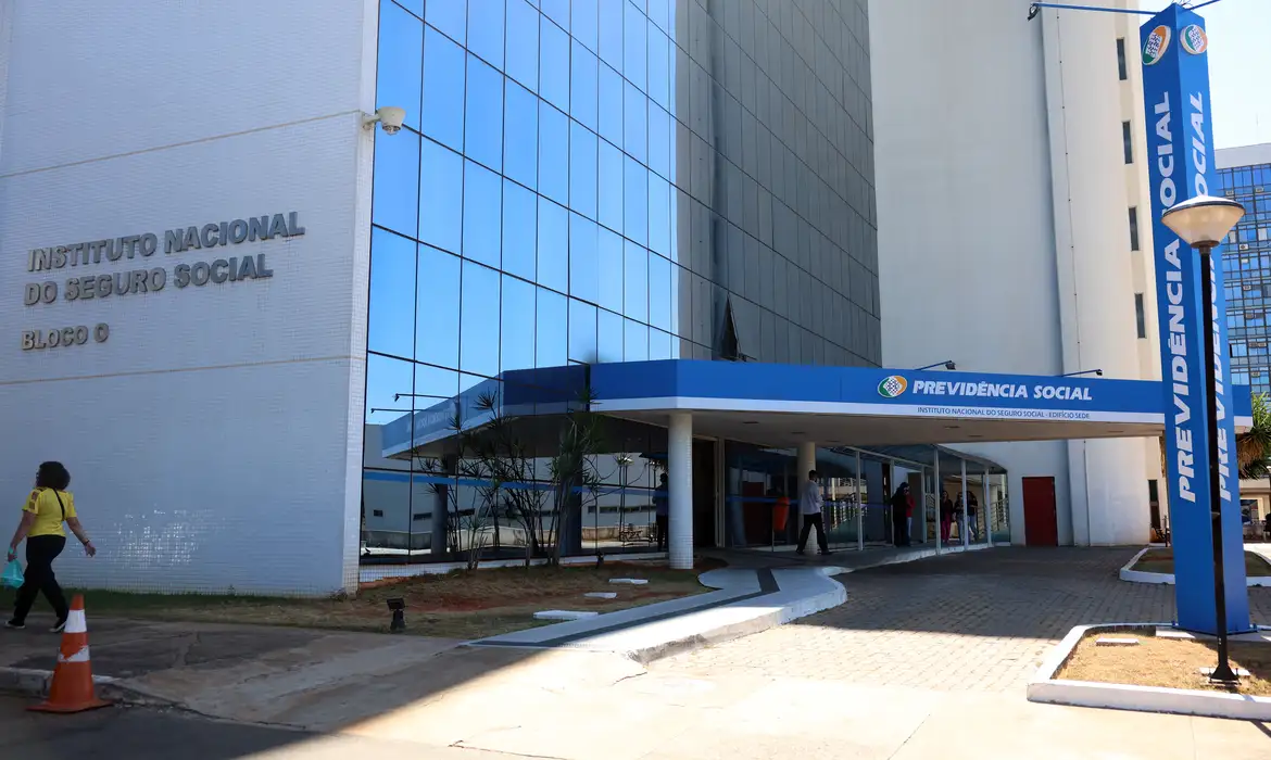 Delatores do INSS citam Carlos Lupi em investigação