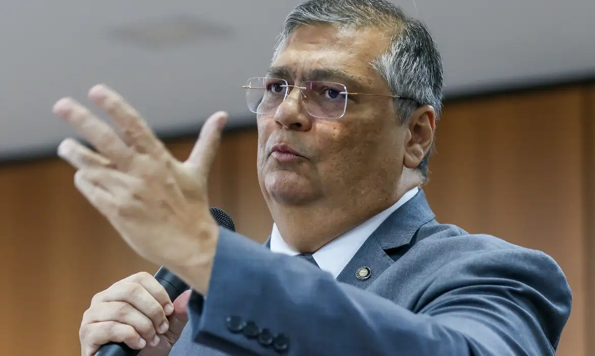 Dino cita Havaianas em debate sobre liberdade de expressão no STF