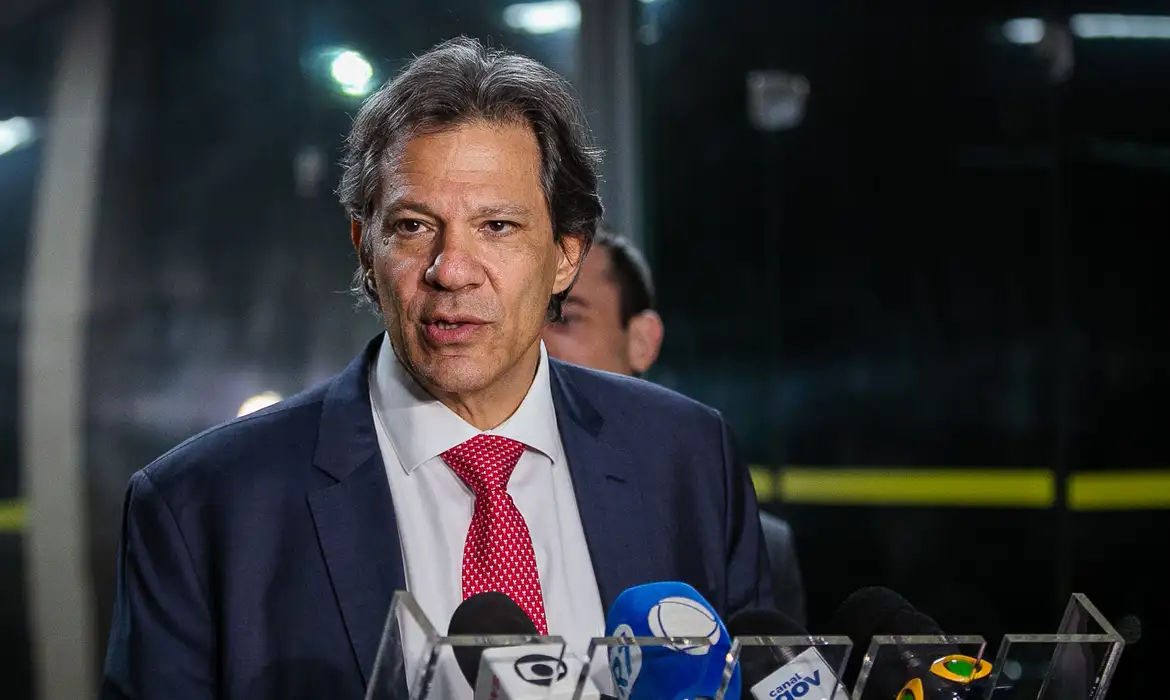 Haddad evita disputa em SP e amplia incerteza no governo