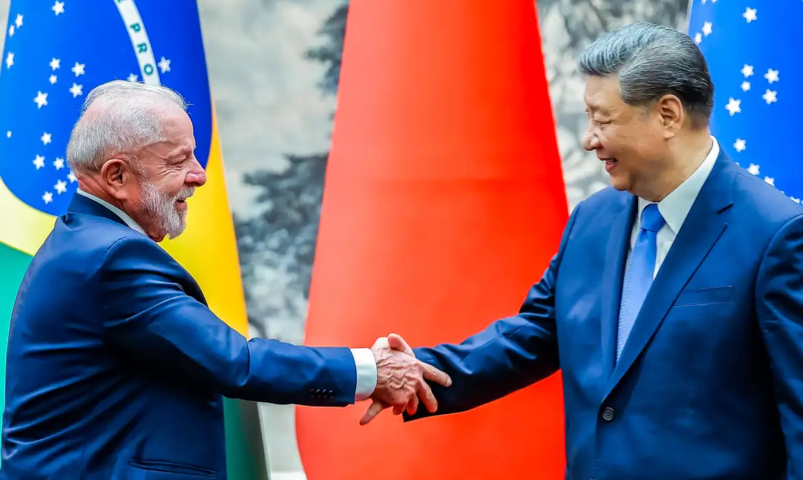 Xi Jinping mira renminbi como moeda global e desafia o dólar