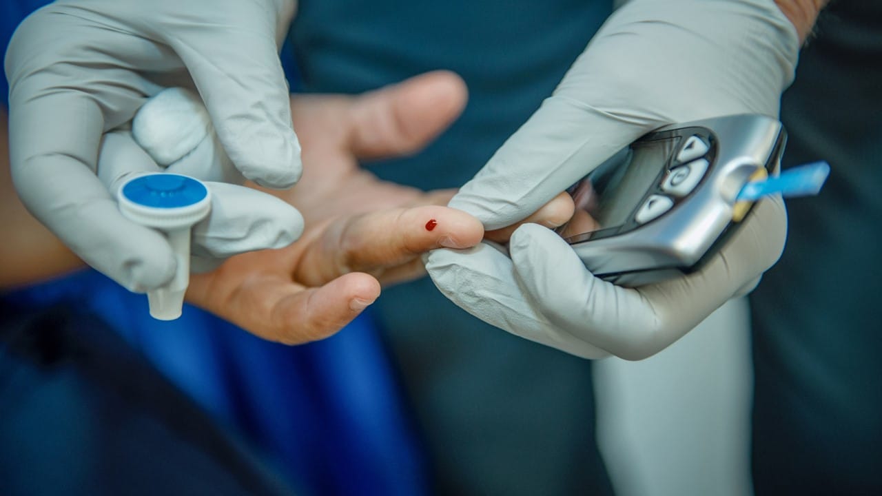 PREVENÇÃO: Unimed Cuiabá realiza ação de aferição de glicemia em alusão ao Fevereiro Roxo