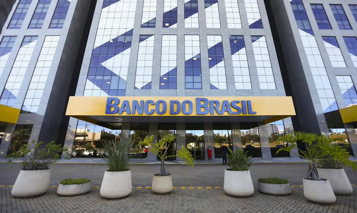 Banco do Brasil vê lucro desabar e acende alerta no mercado