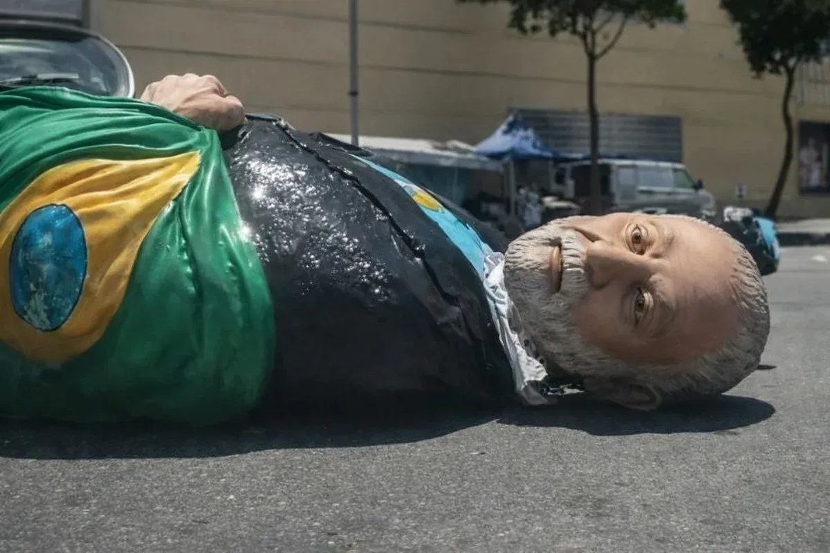 Boneco gigante de Lula é desmontado após desfile na Sapucaí