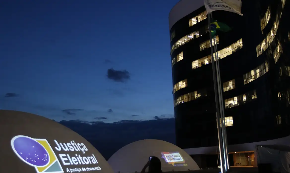 PT aciona TSE contra Flávio e PL por vídeos com IA envolvendo Lula