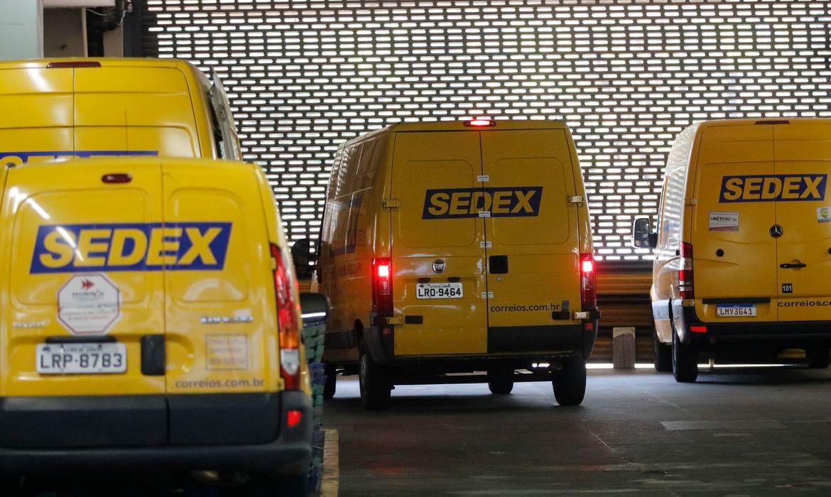 Correios gastam R$ 800 mil sem licitação para blindar ex-dirigentes no TCU