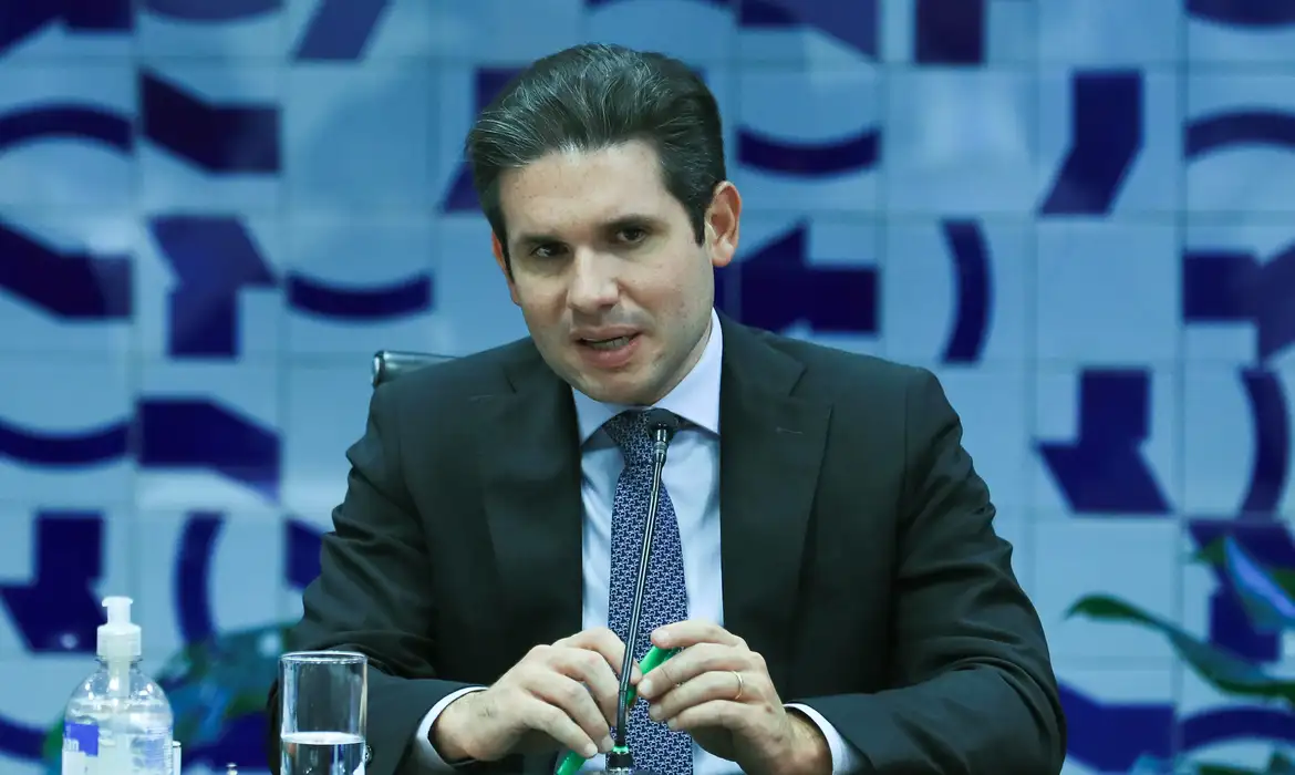 Hugo Motta declara apoio a apuração do caso Master, mas adia CPI