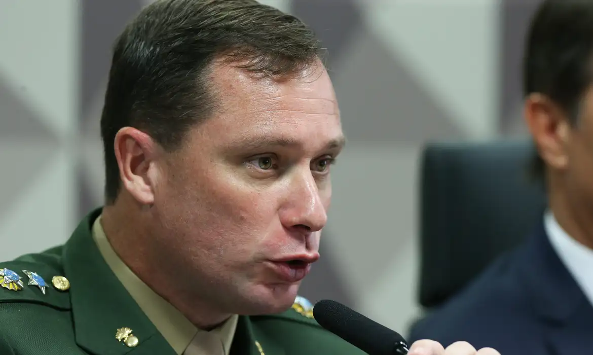 Mauro Cid é aposentado antecipadamente pelo Exército