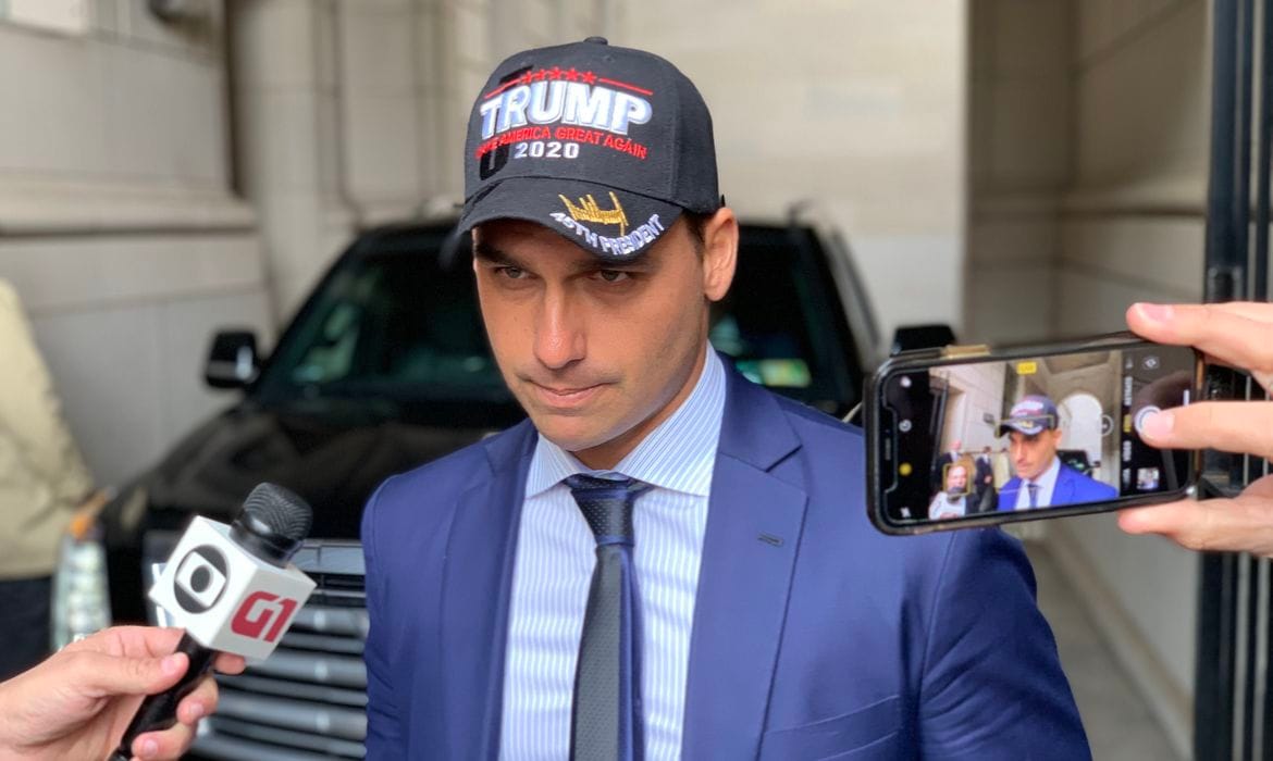 Eduardo sai em defesa de Flávio e eleva o tom contra Lula e o STF em rede internacional