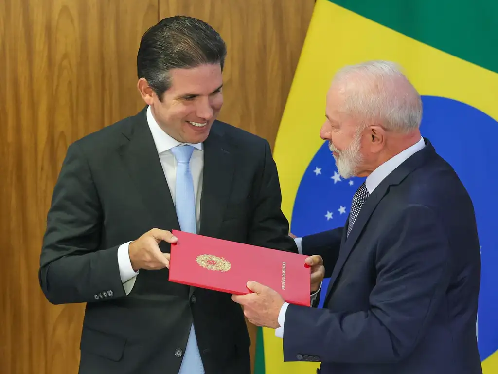 Lula articula com Hugo Motta aprovação do fim da escala 6x1 antes das eleições