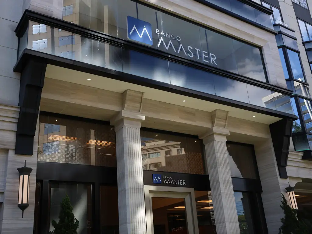 Festa em Londres reúne autoridades e banqueiro do Banco Master