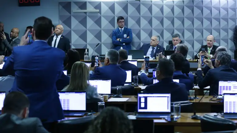 Relatório da CPMI do INSS inclui Lulinha entre indiciados