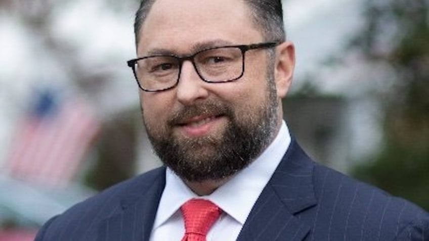 Aliado de Trump declara apoio a Flávio Bolsonaro em evento internacional