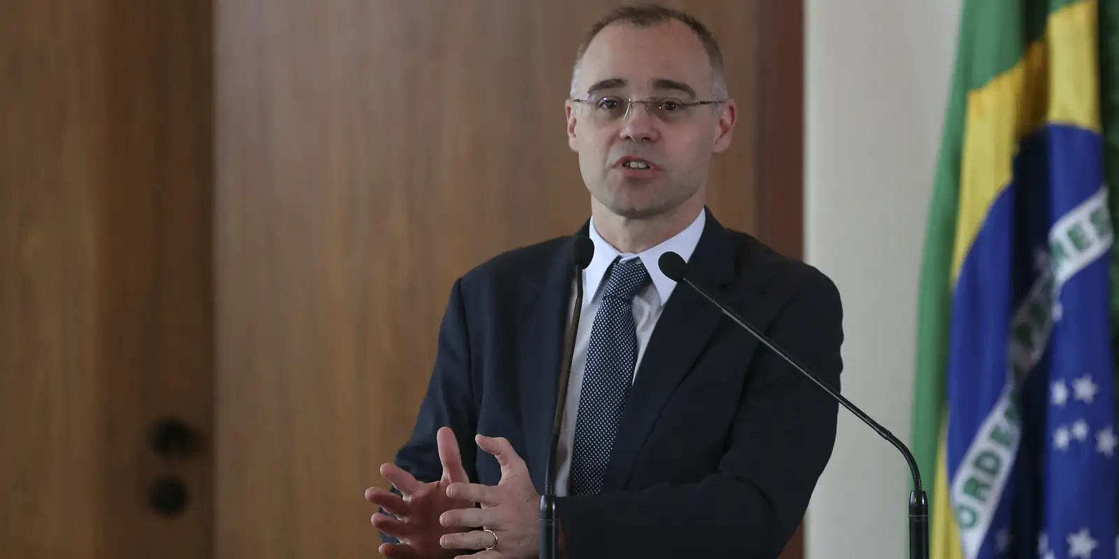 Comparecimento é obrigatório, mas ela não precisa falar