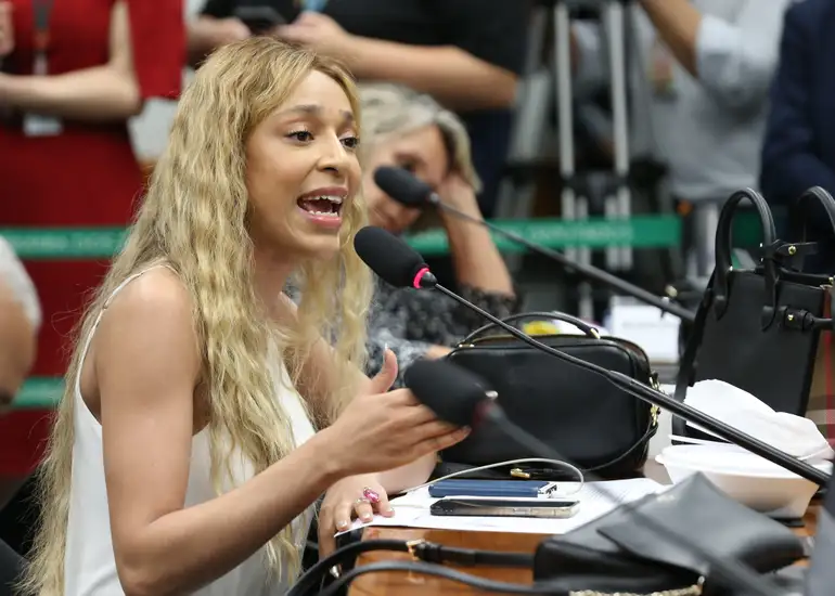 Erika Hilton assume comissão e projeto sobre redes levanta preocupação