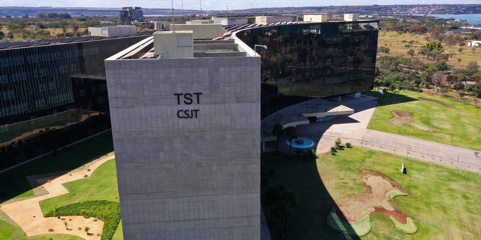 TST mantém condenação por assédio após conflito político no trabalho