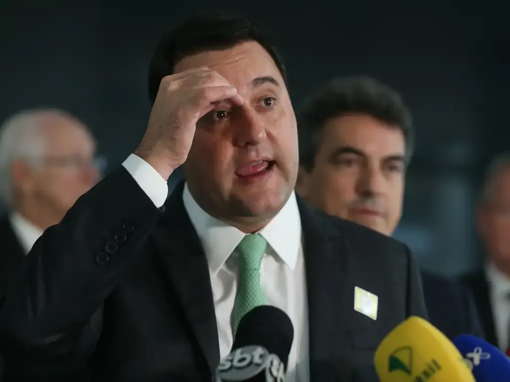 Novo deixa Ratinho Jr. e se alinha a Moro e Flávio no Paraná