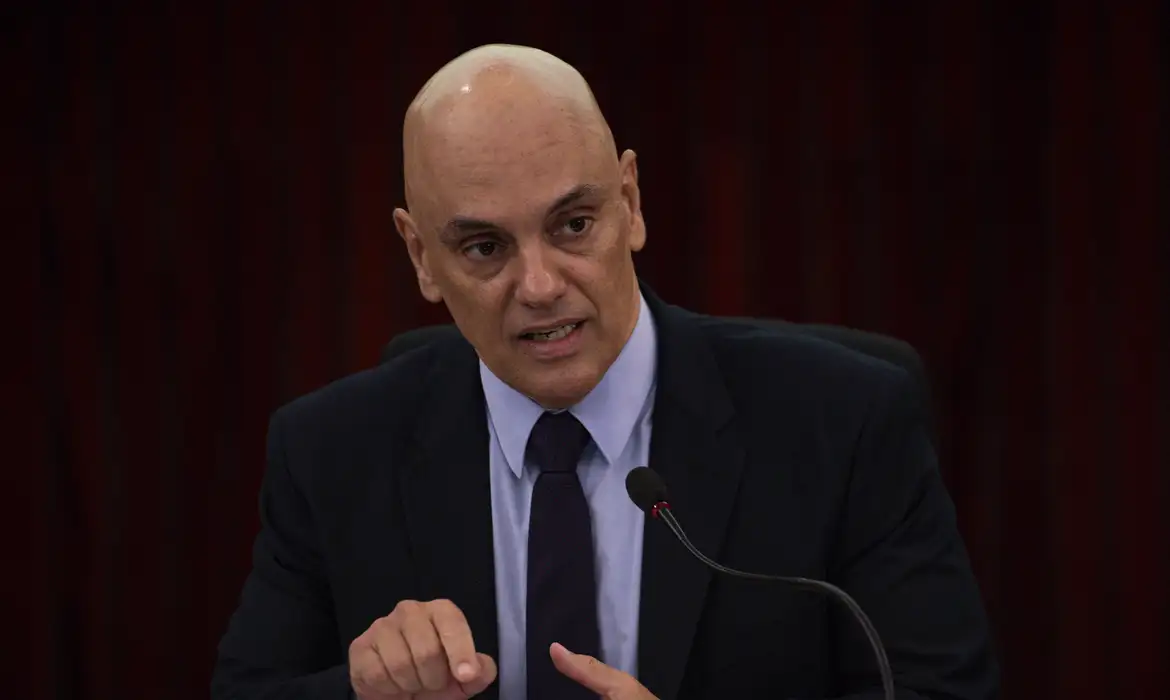 Moraes abre inquérito contra Flávio Bolsonaro por post nas redes