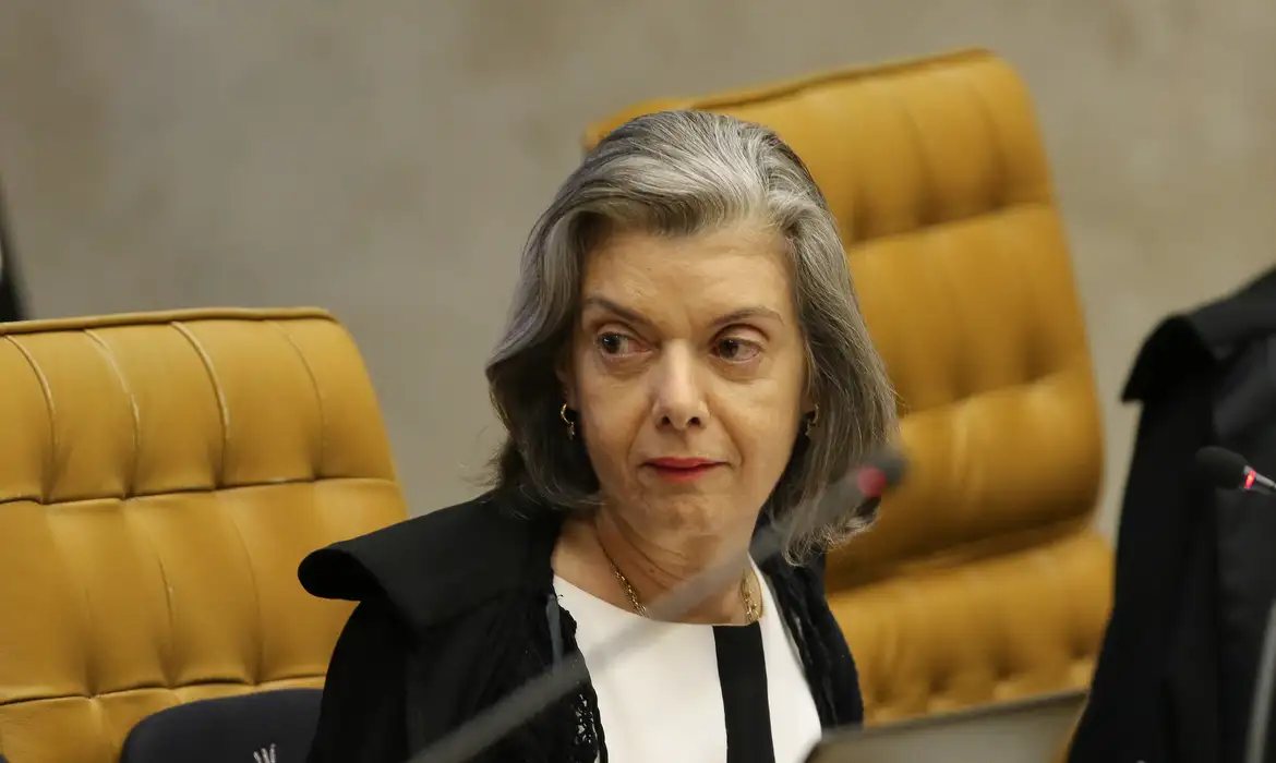 Voto de Cármen Lúcia amplia pressão sobre Eduardo Bolsonaro no STF