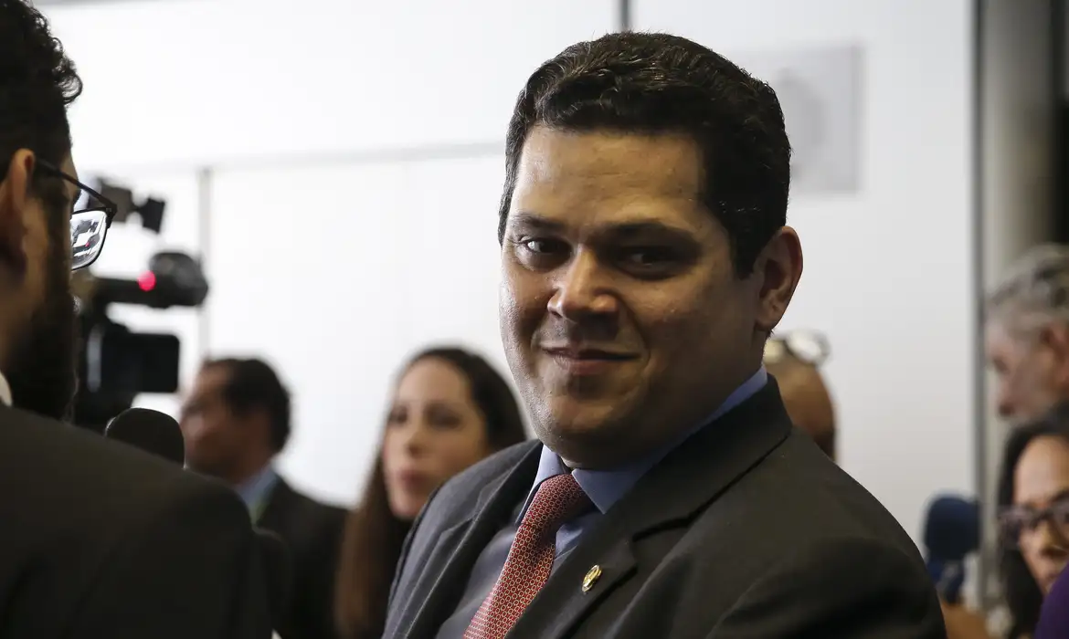 Silêncio no Senado expõe travamento e alimenta crise institucional