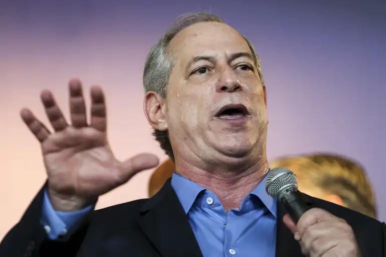 Ciro admite disputar presidência pelo PSDB após convite de Aécio