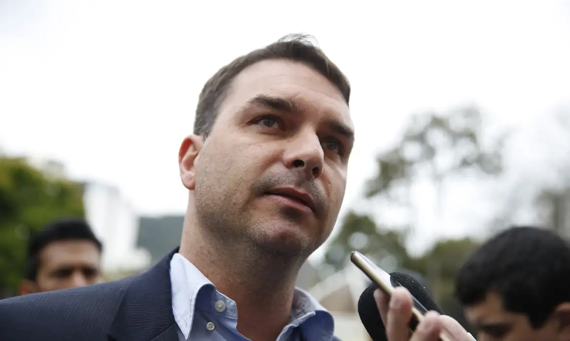 Flávio Bolsonaro reage a ataque contra Trump e reforça repúdio à violência política