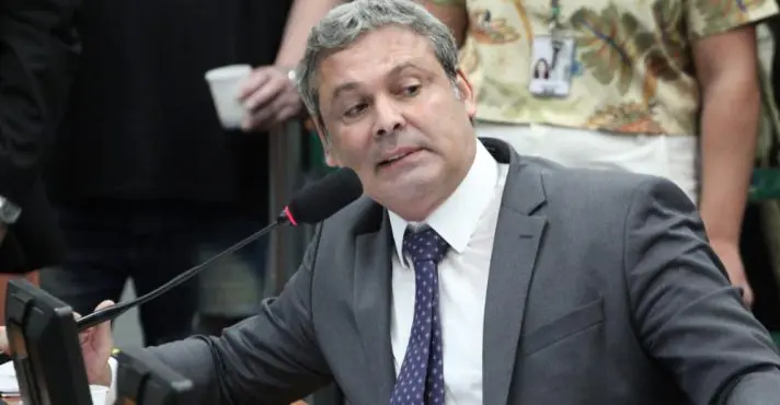 Prefeitura de Nova Iguaçu cobra quase R$ 5 milhões de Lindbergh Farias por débitos ligados à gestão municipal