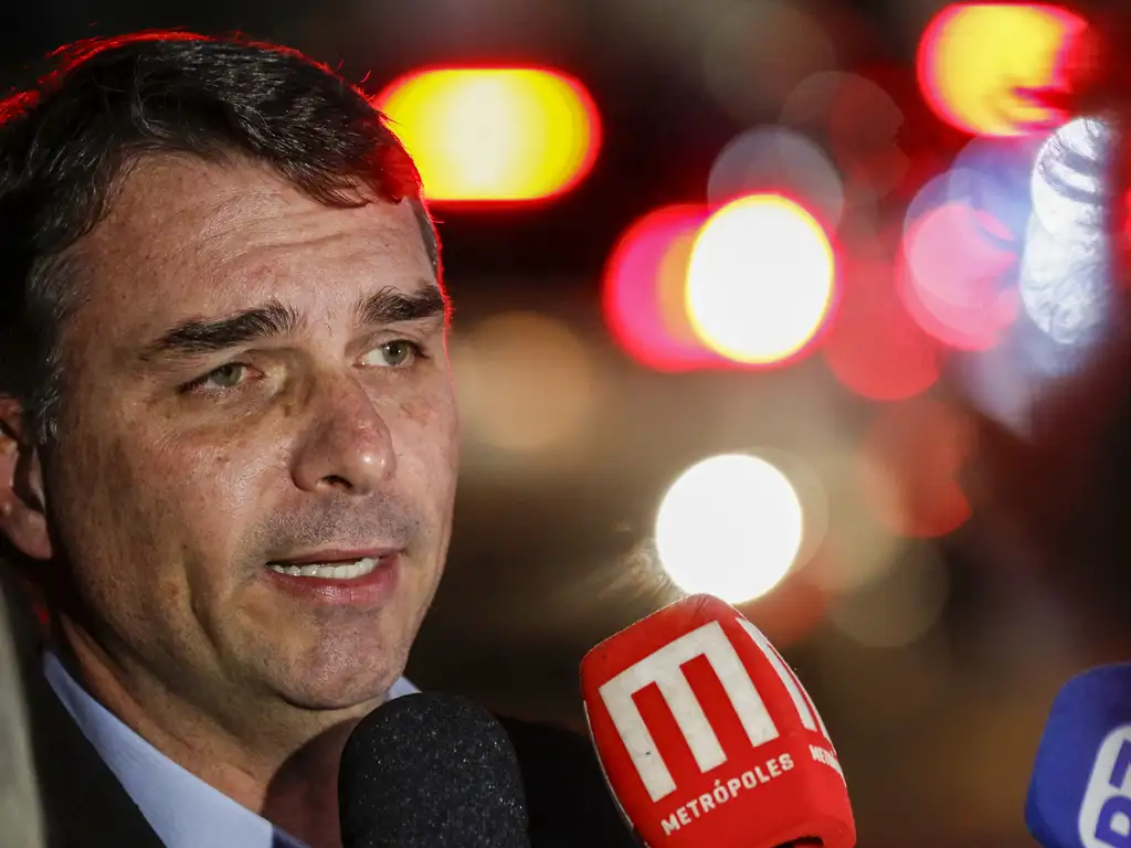 Flávio Bolsonaro projeta anistia e diz que Jair Bolsonaro subirá a rampa do Planalto ao seu lado