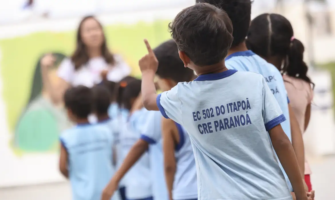Pesquisador critica métricas do governo sobre alfabetização infantil no Brasil