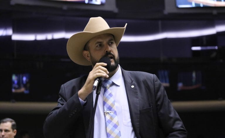 Zé Trovão se emociona no Conselho e denuncia perseguição política