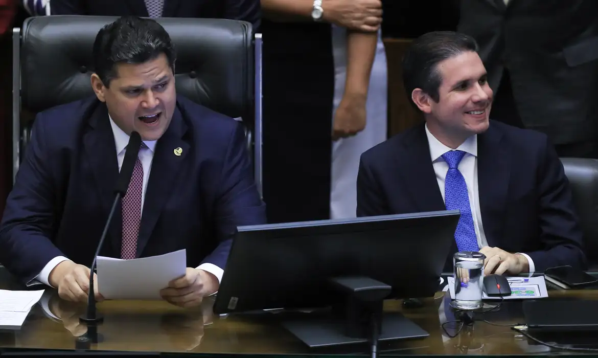 Alcolumbre retira pontos do PL da dosimetria e restringe análise de veto no Congresso