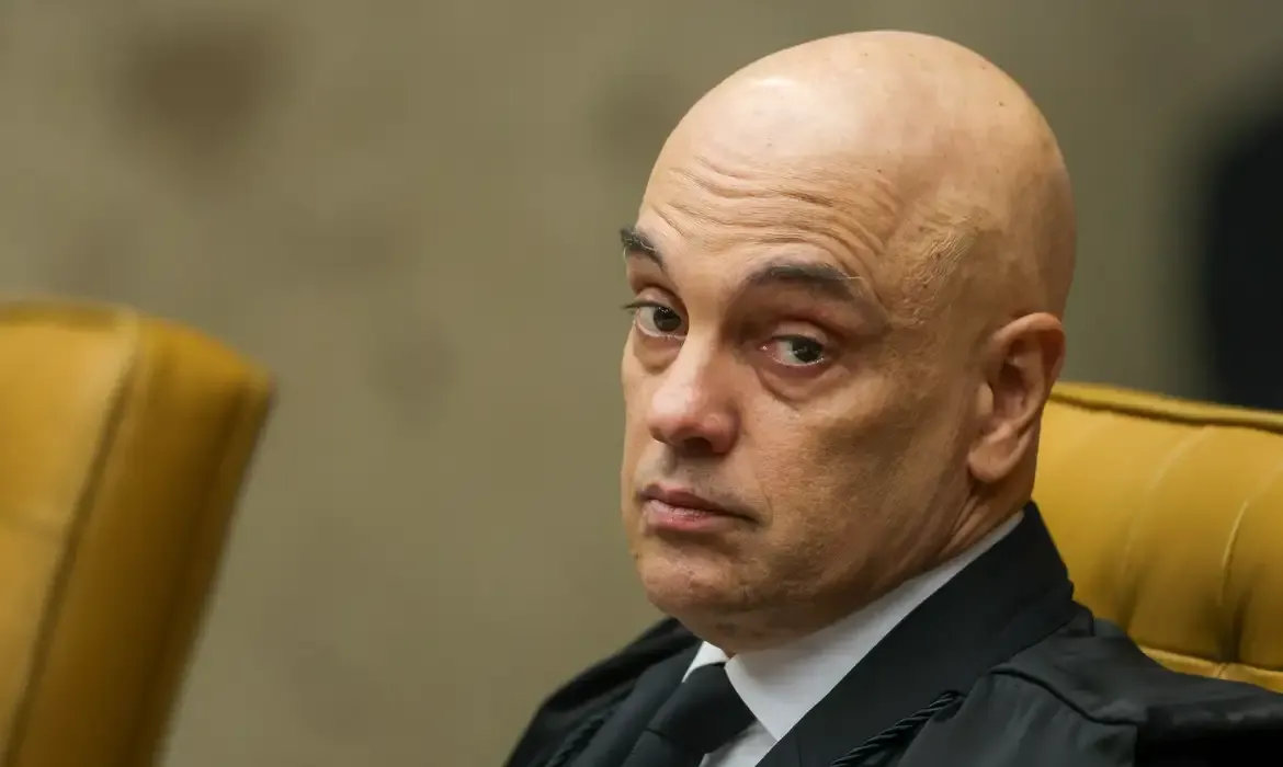 Moraes autoriza visita de Flávio Bolsonaro e familiares ao ex-presidente