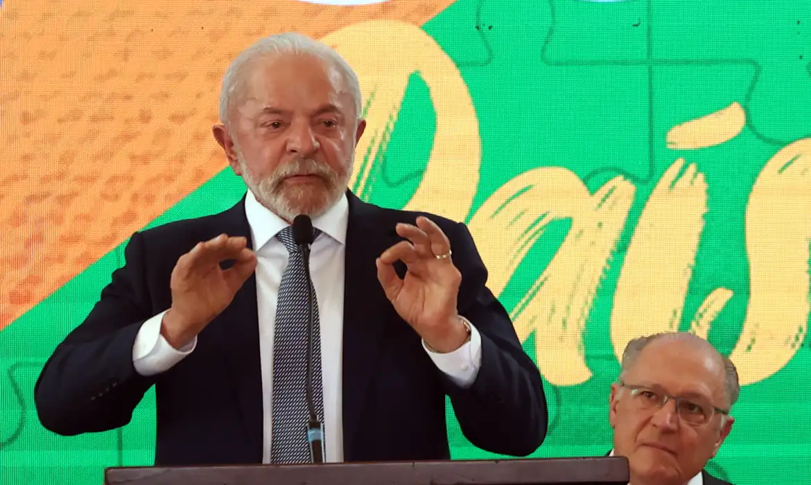 Lula tenta reaproximação com símbolos nacionais e gera reação nas redes