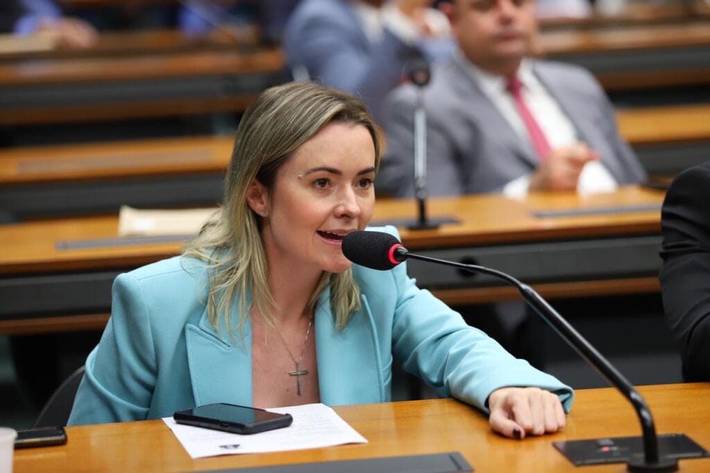 Nome de Júlia Zanatta ganha força para vice de Flávio Bolsonaro após apoio de Eduardo