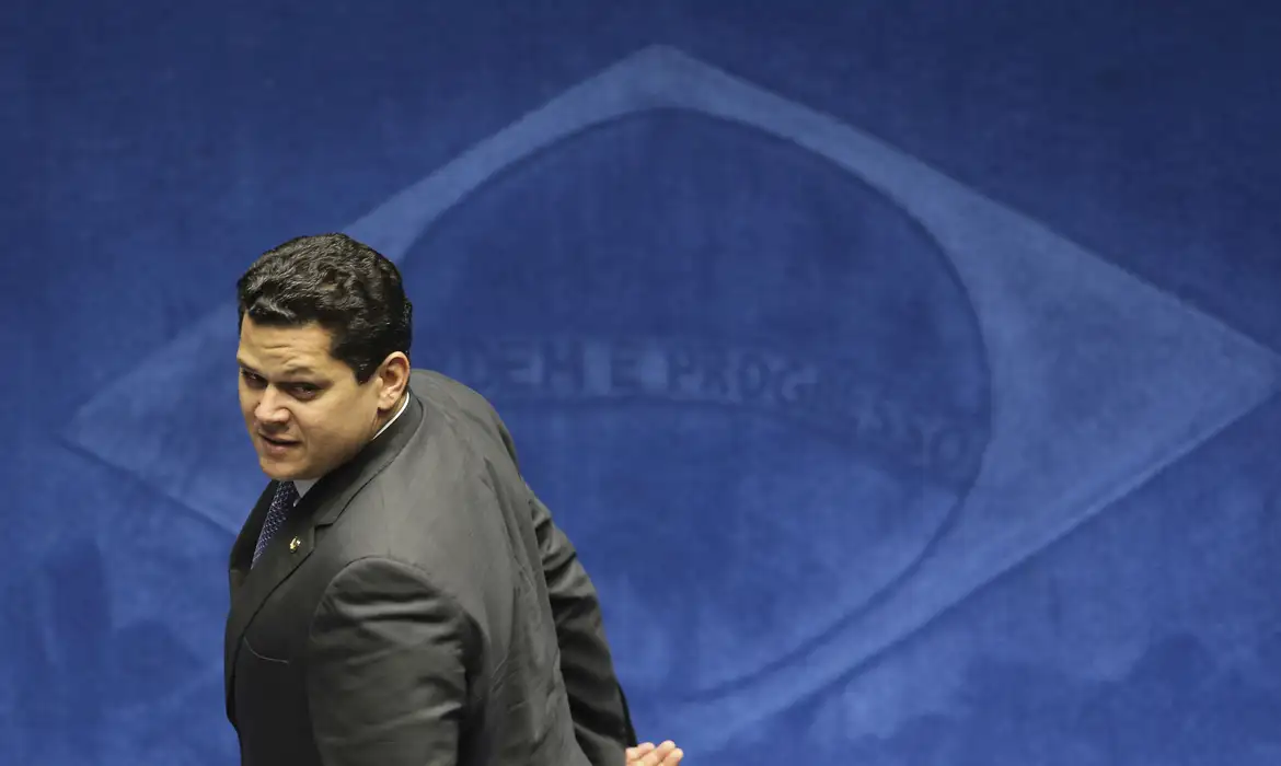 Alcolumbre nega acusação de Vorcaro e anuncia medidas judiciais