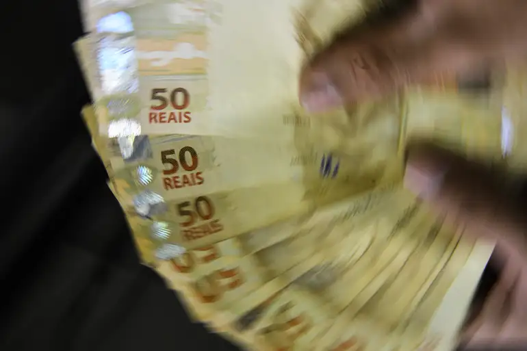 Déficit fiscal dispara e amplia desafio do governo para cumprir meta