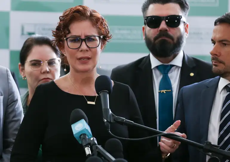 Defesa de Carla Zambelli anuncia representação contra Moraes no Tribunal de Haia