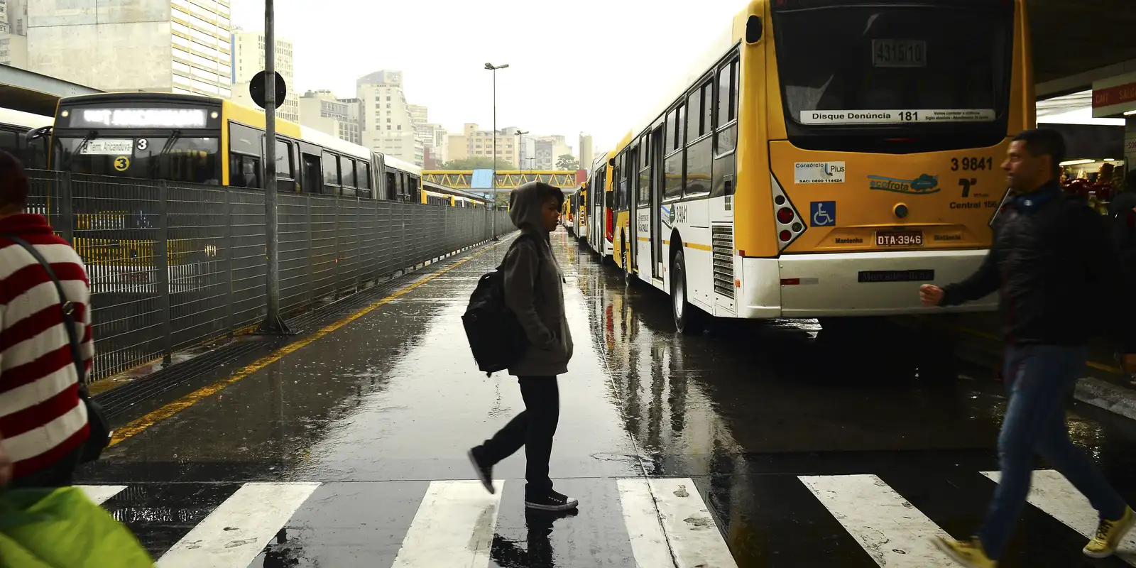Fim da escala 6x1 pode elevar tarifa de ônibus em até 8%, projeta setor