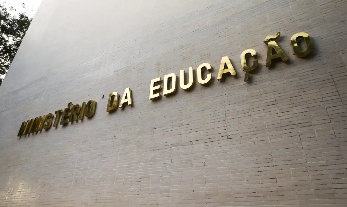 Questão de curso do MEC sobre apostas é alvo de investigação da Defensoria Pública